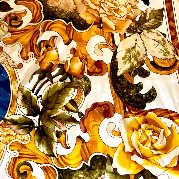 Stunning Chanel silk scarf in beautiful warm tones and classic pattern. - Picture 12 of 14